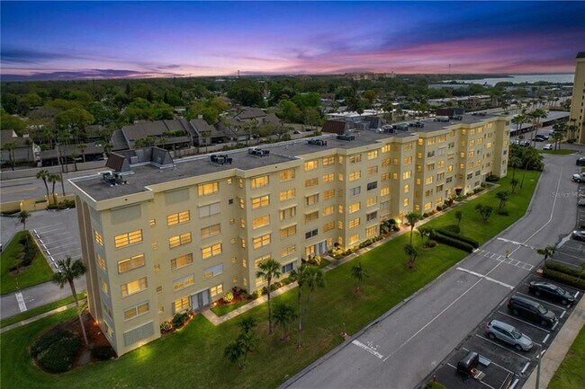 Building Photo - 4650 Cove Cir