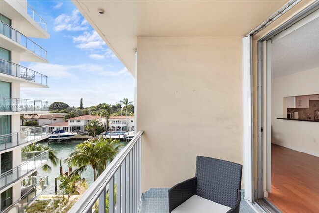 Building Photo - 9440 W Bay Harbor Dr