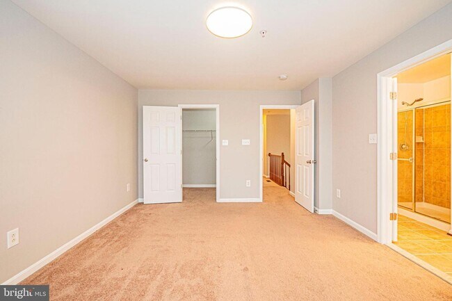 Building Photo - SPACIOUS 3 LEVEL TOWNHOUSE IN CLARKSBURG
