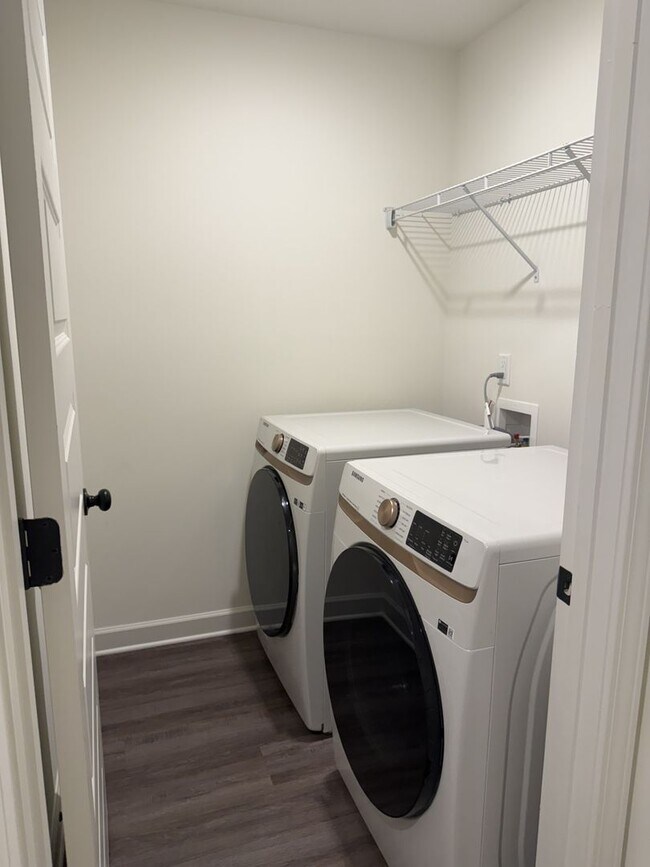 Building Photo - Beautiful 4-bedroom 3 full bathroom home i...