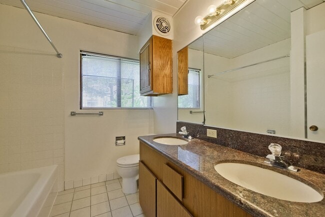 Building Photo - Classic 4+ Bed, 2 Bath Atrium Eichler in P...