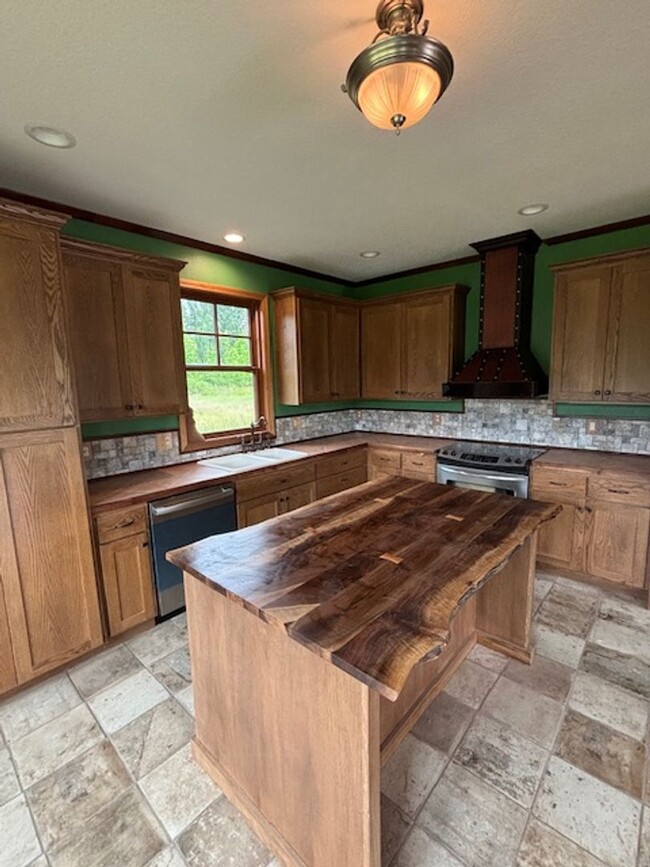 Building Photo - Stunning 3-Bed, 2.5-Bath Country Home on 3...