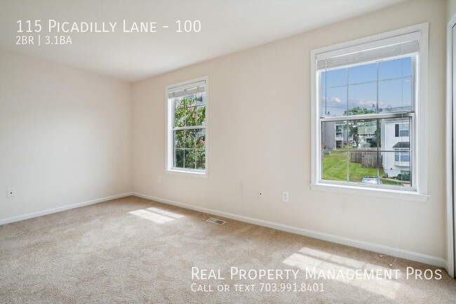 Building Photo - Spacious 3-Story End-Unit Townhome in Prim...