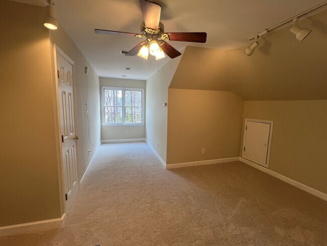 Building Photo - 123 Forest Green Dr