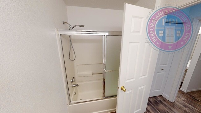 Building Photo - Desirable West Linn Location / Walk To The...