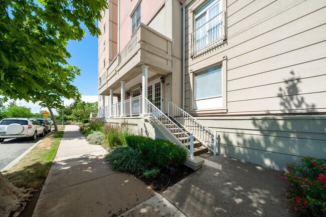 Building Photo - 100 Shearwater Ct E