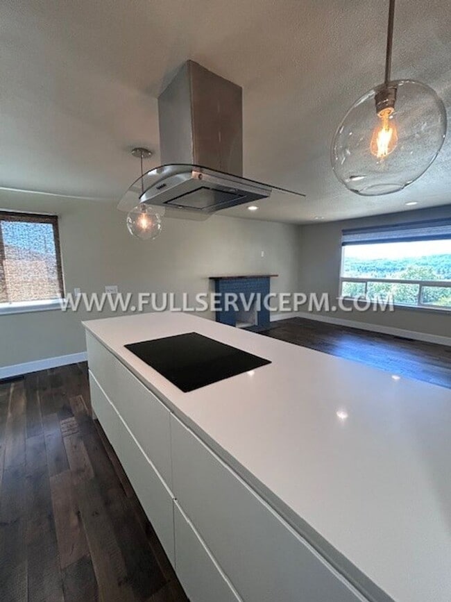 Building Photo - Exceptional South Beacon Hill 3 BD 2 BA! Huge Deck!