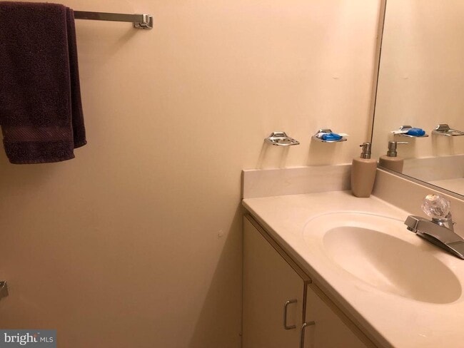 Building Photo - 10926 Bloomingdale Dr