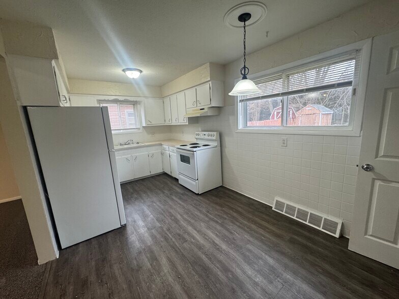 Building Photo - 1325 Vermont Pl NE