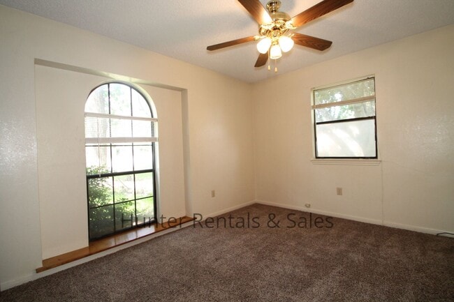 Building Photo - Country Trails Three Bedroom