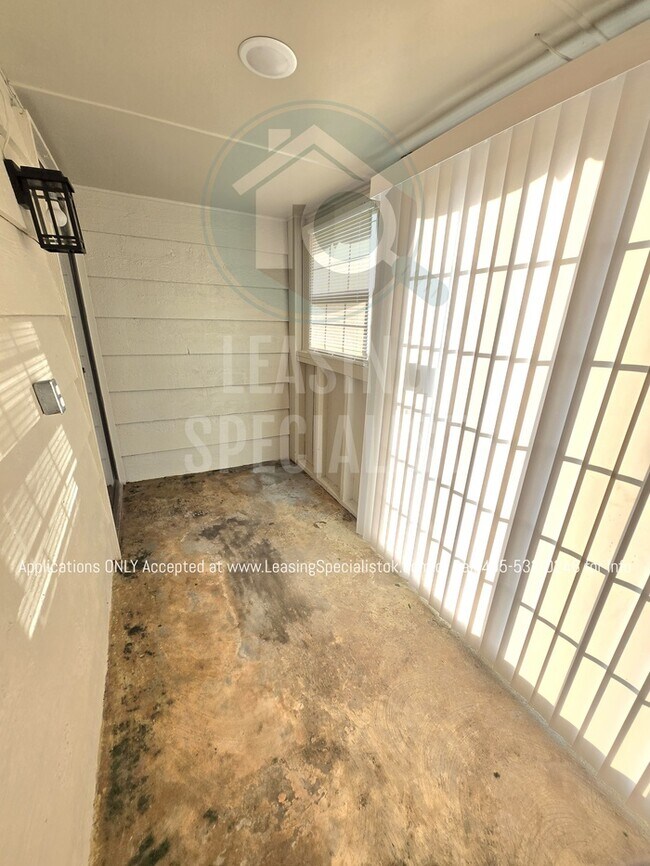 Building Photo - Spacious Village 3 Bed 2 Bath Home!