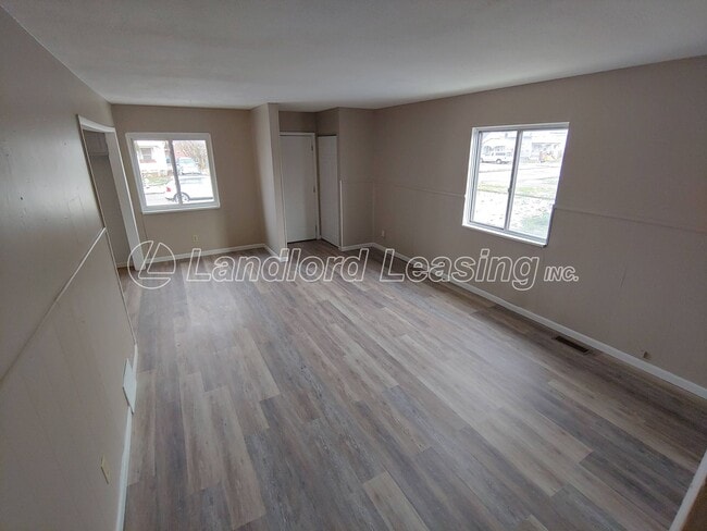 Building Photo - Freshly painted 3 bedroom with new flooring throughout!