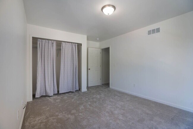 Building Photo - 373 E 13th Ave