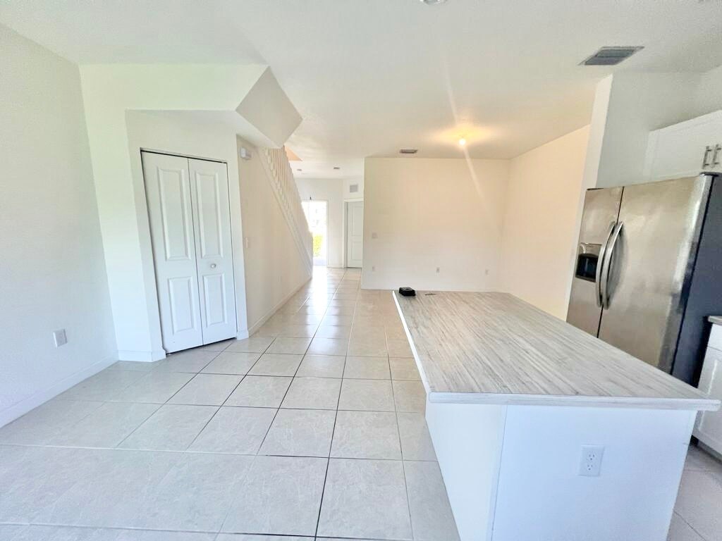 Building Photo - 575 NE 208th Ter
