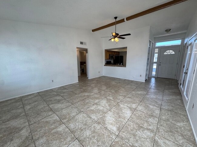 Building Photo - Bright & Spacious 2 Bedroom Condo with Vaulted Ceilings in Phoenix