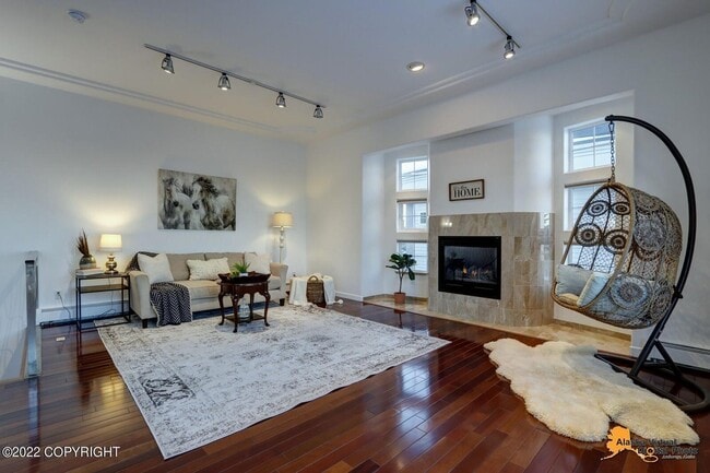 Building Photo - 1305 W 7th Ave
