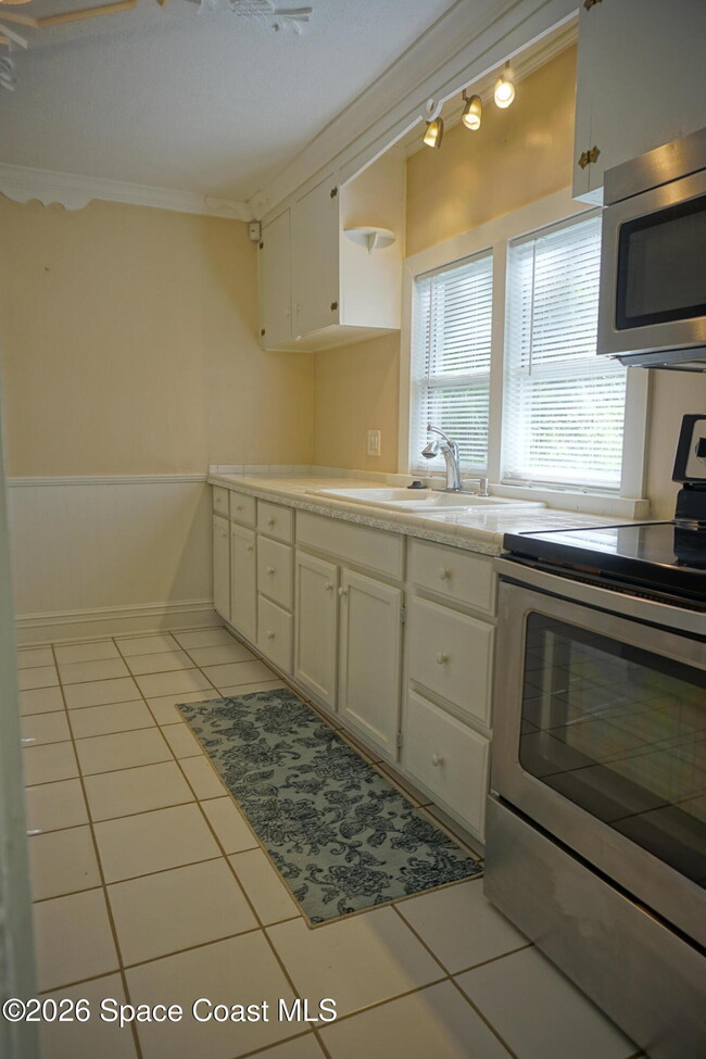 Building Photo - 2812 Shwonda Ave NE