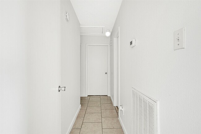 Building Photo - 1718 Foxwood Ct