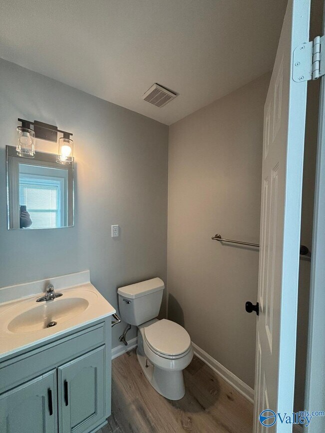 Building Photo - 1305 Hiwan Trail SE