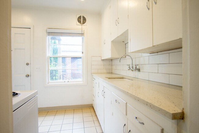 Building Photo - Charming NW 1-Bed Ready Late May!
