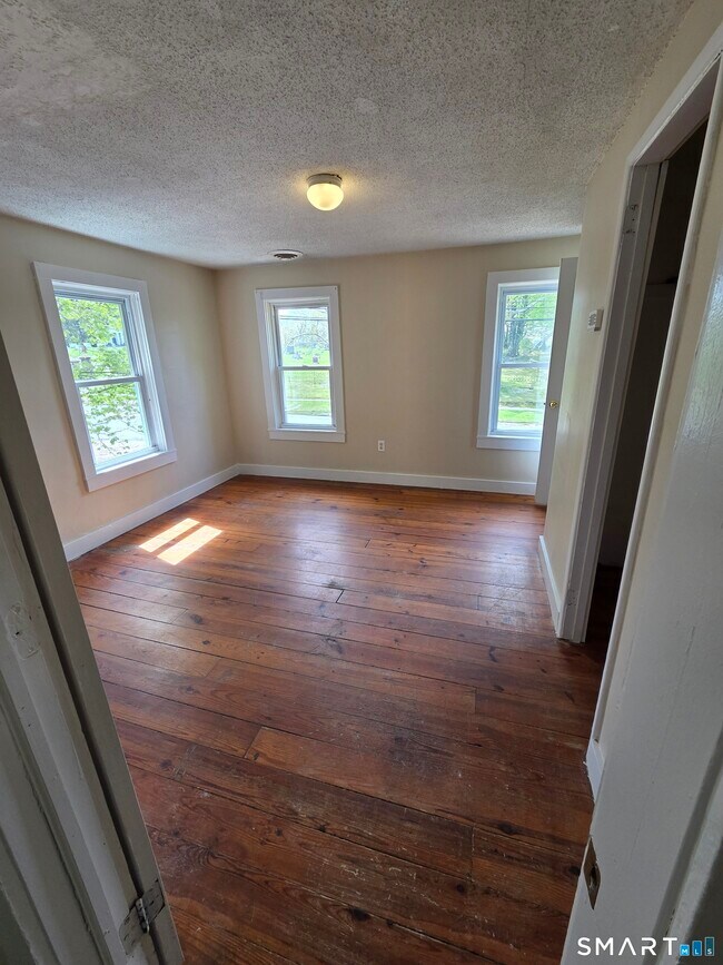 Building Photo - 22 Lakeview St