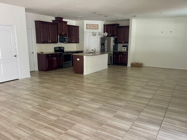 Building Photo - Stunning 4-Bed, 3-Bath Home with Screened-...