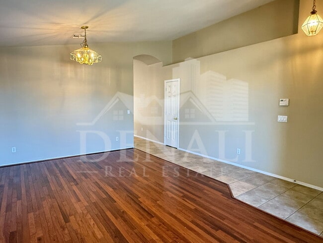 Building Photo - 923 E Monterey St