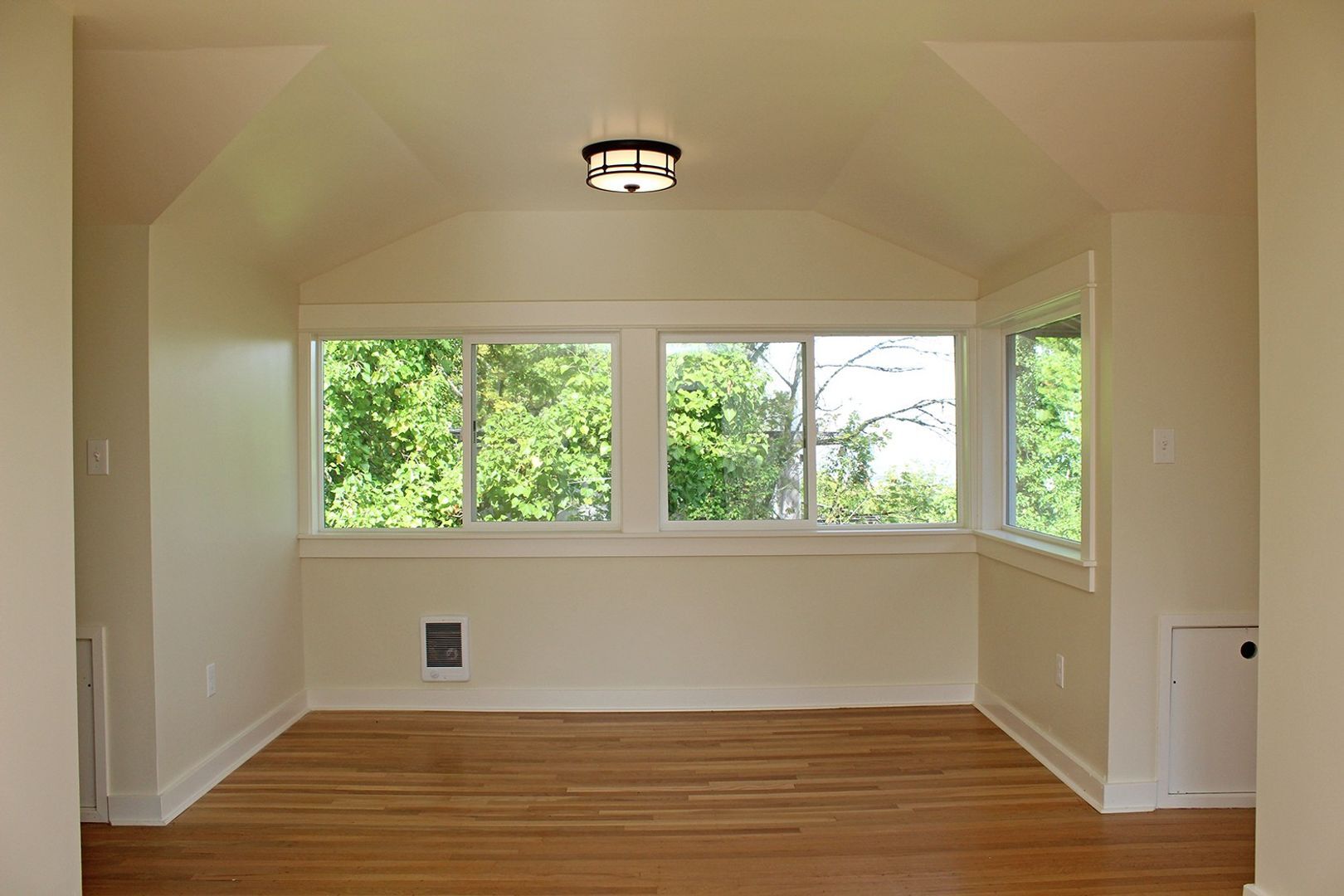 Building Photo - 2400 SW Hoffman Ave