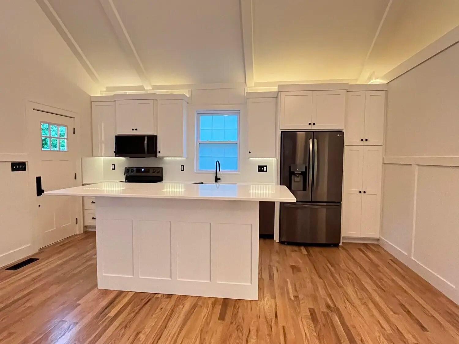 Building Photo - 1300 E 1st St