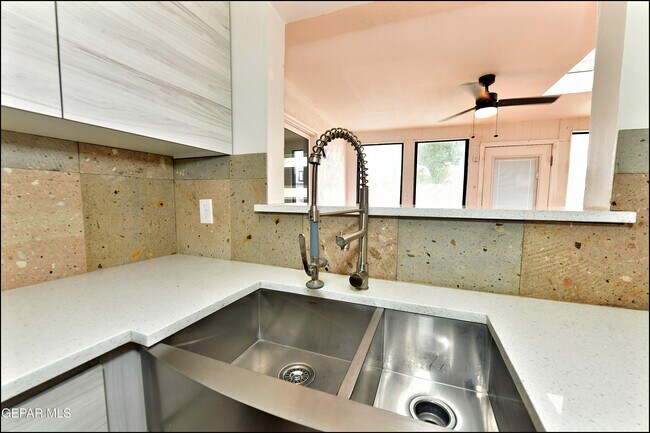 Building Photo - 10565 Murphy St