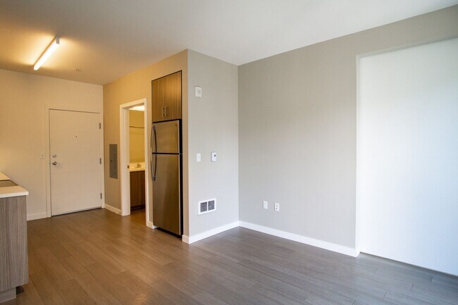 Building Photo - CHRISTMAS COMES EARLY: $500 FOR YOU! 2nd Floor Modern & Sleek 1Bdr in Sellwood!