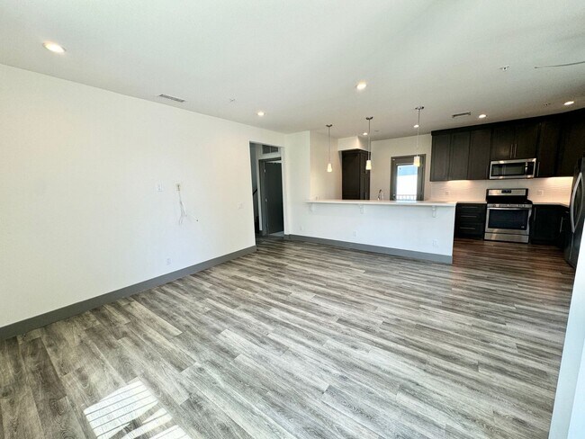 Building Photo - NEWER  4BED 3 BATH FRONT TOWNHOME*HWFLS*BALCONY*W/D IN  UNIT* CENTRAL AIR/HEAT* *STAINLESS  APPLI...