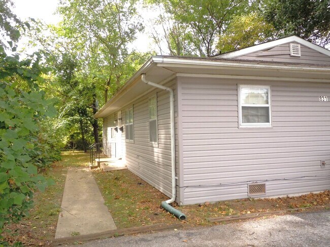 Building Photo - 831 Strong