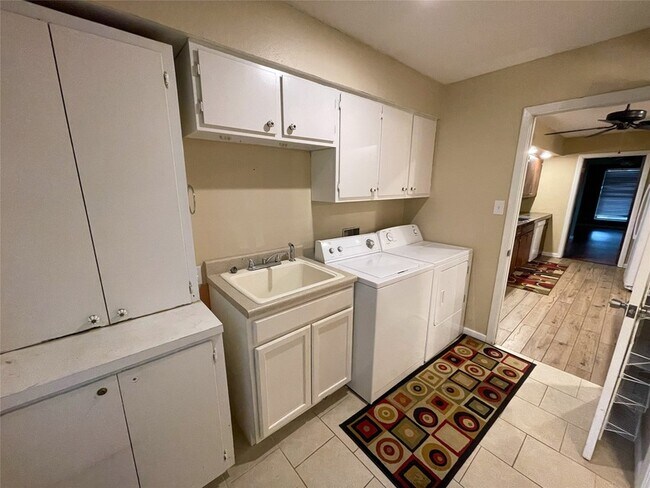 Building Photo - 1714 Crescent Dr