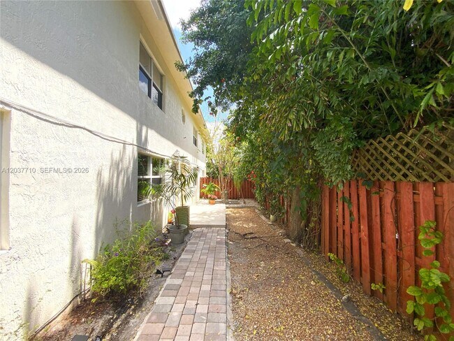 Building Photo - 530 NE 15th Ct