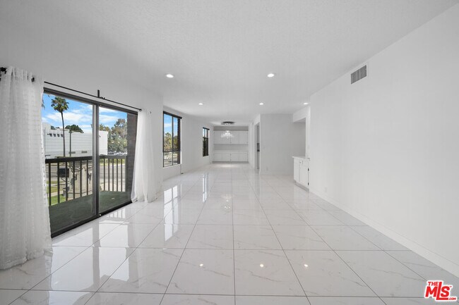 Building Photo - 4444 Wilshire Blvd