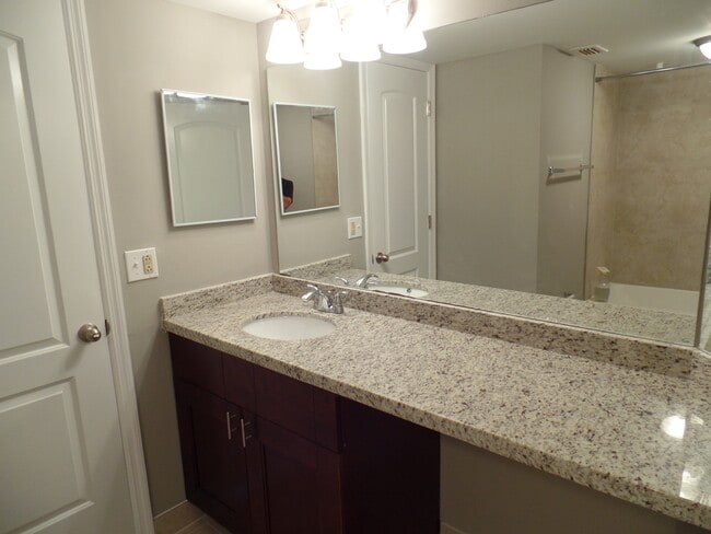 Building Photo - 2851 N Oakland Forest Dr