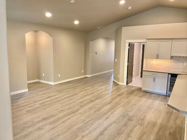 Building Photo - 61357 SE Matthew St