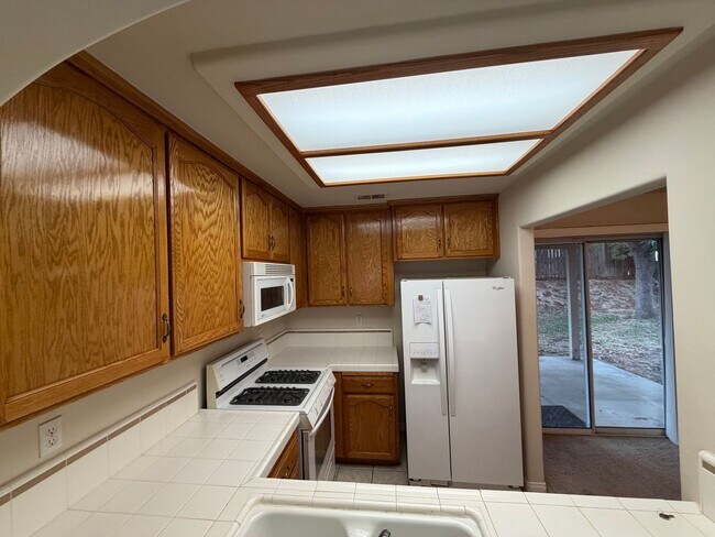 Building Photo - Take a look at this Gorgeous NW Bakersfield Home