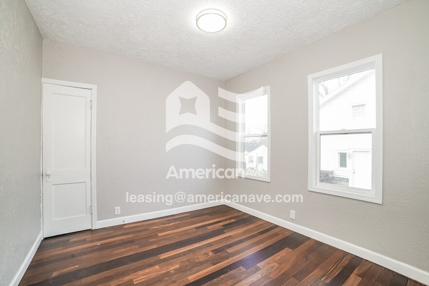 Building Photo - 1214 E Corrington Ave