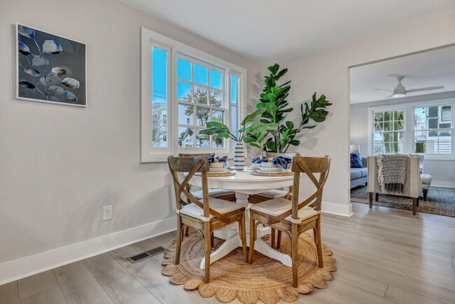 Building Photo - Fully renovated home in Charleston!