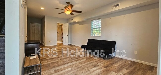 Building Photo - 410 Oak St