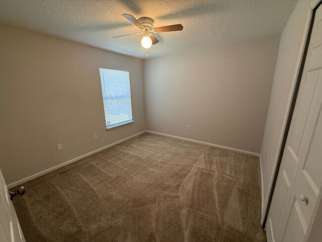 Building Photo - 5550 Oak Crossing Dr