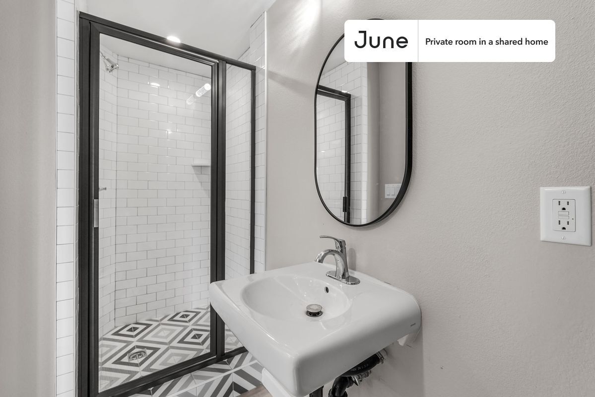 Building Photo - Room in Shared 5 bed/5 bath home in Boyle Heights