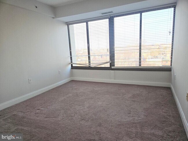 Building Photo - 2001 Hamilton St