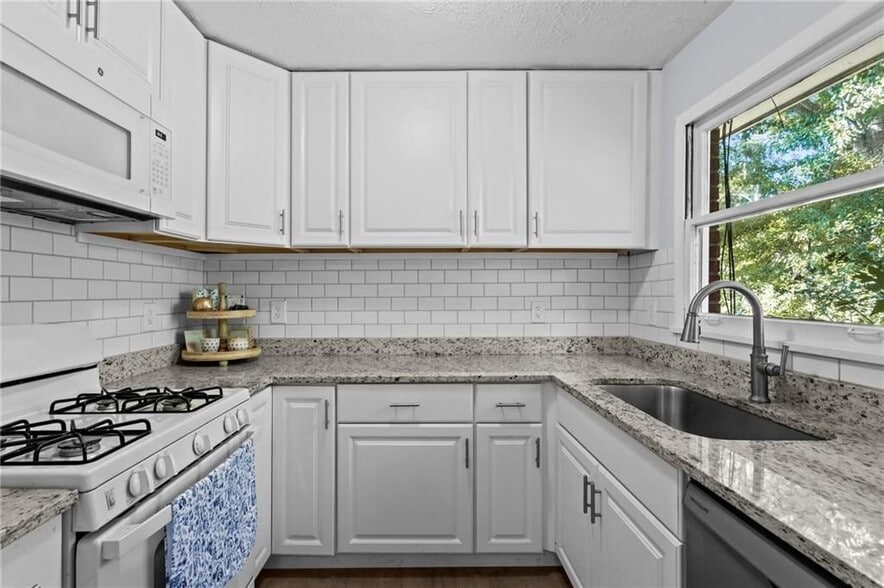 Building Photo - 2560 Walton Way SW