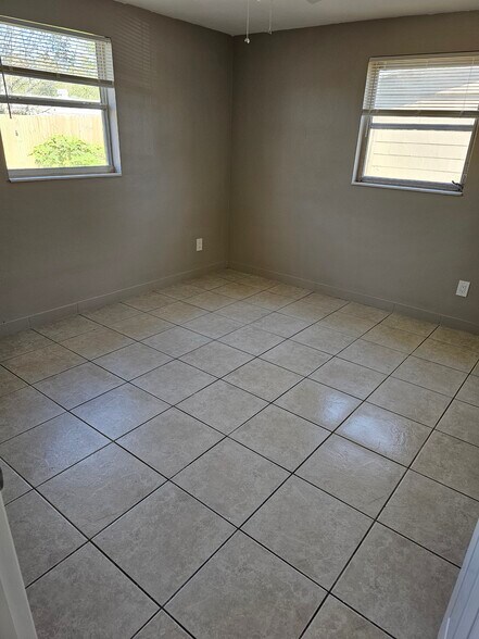 Building Photo - 4911 Lake Ridge Ln