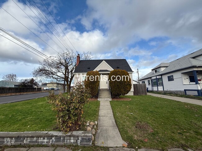 Primary Photo - 5 bed 2.5 bath home