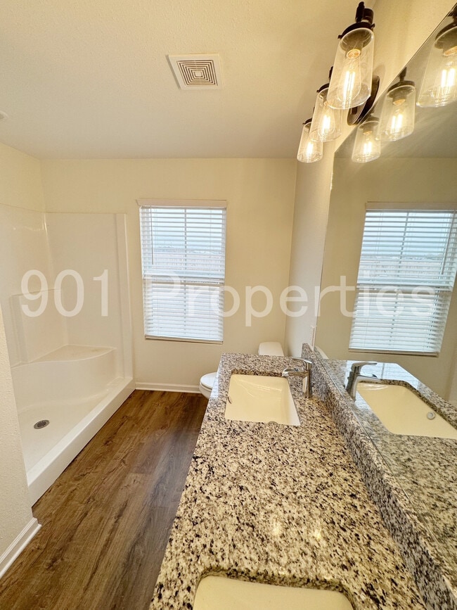 Building Photo - 565 Fernwood Dr