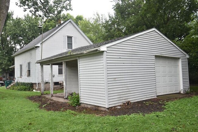 Building Photo - Mishawaka 1/2 story 3 bedroom single-family home with garage